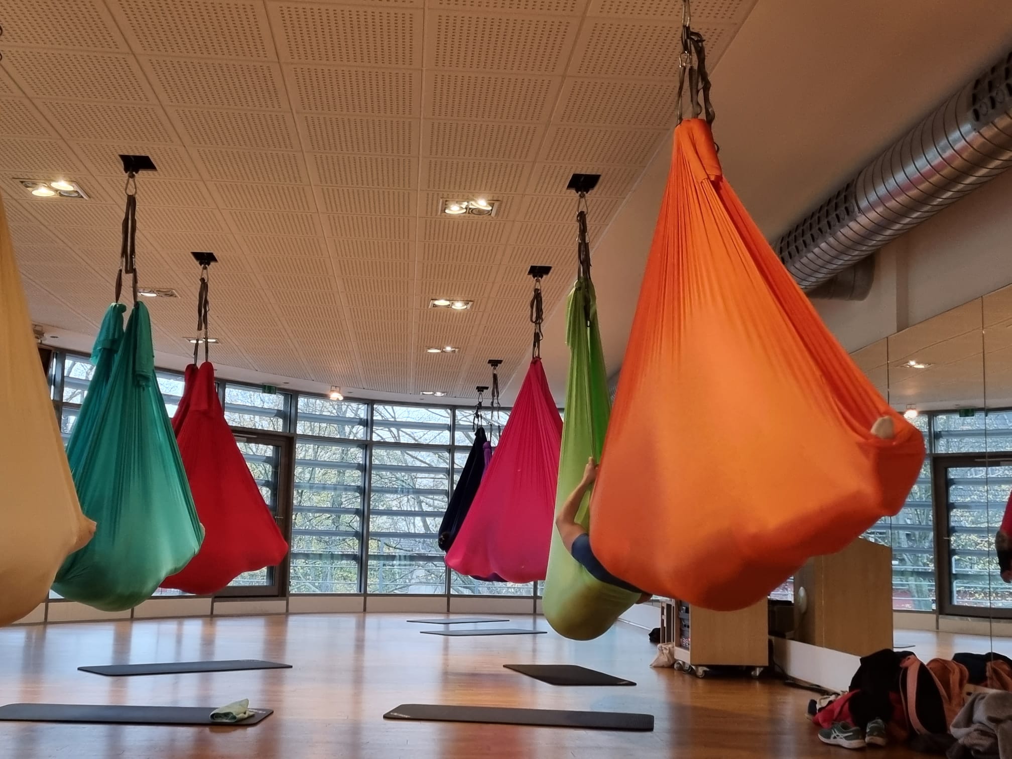 Aerial Yoga bei uns im VITA Gesundheit in Duisburg | VITA Gesundheit